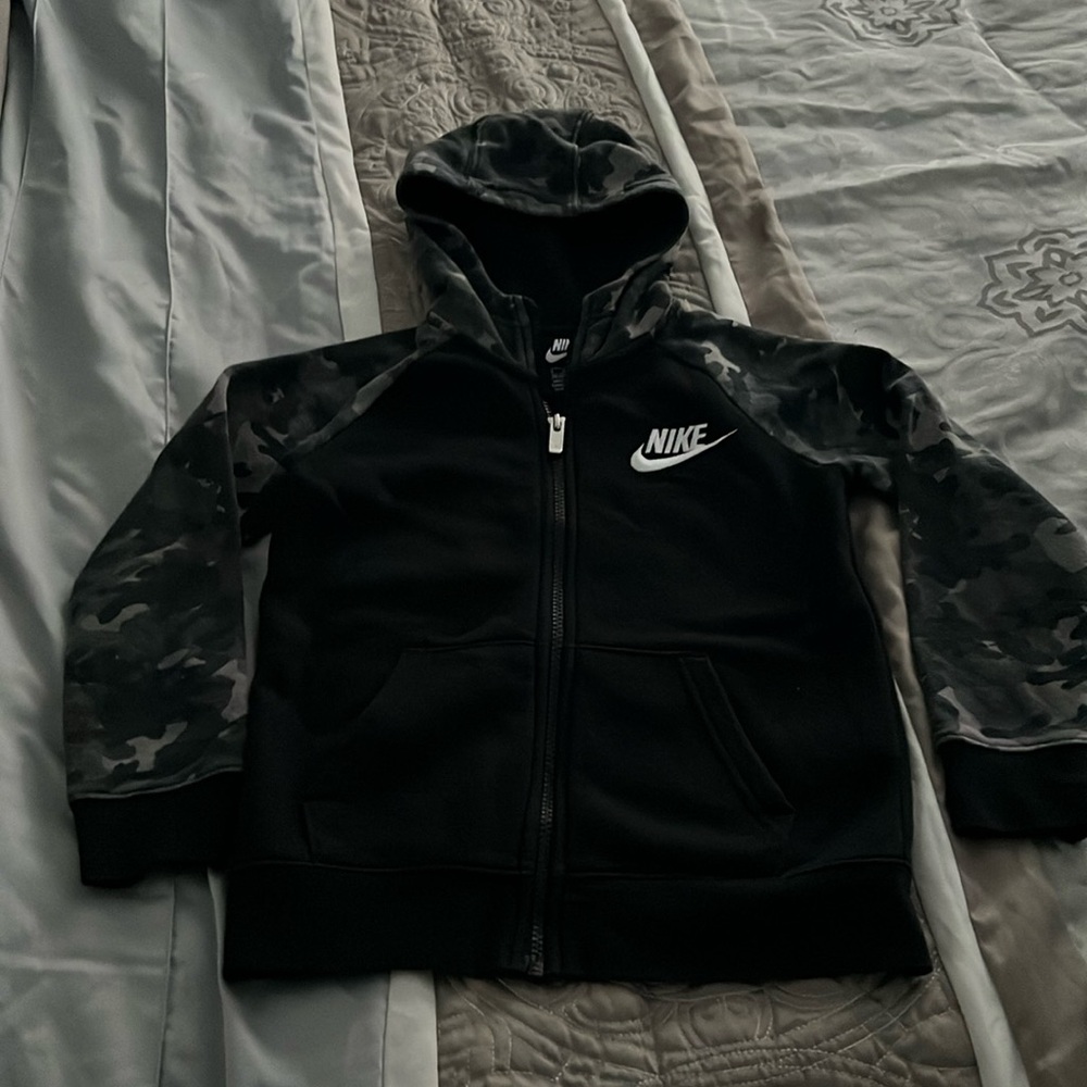 Nike boys sweat jacket size medium 6